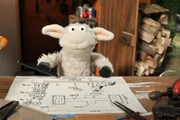 Wolle wiegt Pferd und stellt fest, dass sein Freund ganz schön schwer geworden ist.