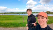 „Atemlos auf Tour – WDR-Moderatorin Sabine Heinrich umrundet auf 1.600 Kilometern NRW. Sie joggt, sie wandert, sie fliegt, sie paddelt. Dabei kommt sie mit den Menschen ins Gespräch, die Sabine ihre Heimat erklären.“ - Sabine Heinrich (r) mit Luca