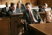 Dr. House (Hugh Laurie, vo.) hat dem Patienten John Henry Giles das Leben gerettet, der jedoch verfügt hat, dass er nicht reanimiert werden will. Dafür zeigt Cora, Giles Freundin, House an und er muss vor Gericht. Seine Kollege Dr. Jack Wilson (Robert Sean Leonard, 2.v.li.) begleitet ihn.