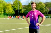 Dieses rosa Shirt hatte den besten Verkaufsstart eines Auswärtstrikots der Deutschen Fußballnationalmannschaft jemals. Kosten: 100 €. Aber wer verdient daran? Das erfährt Daniel Aßmann in „Ausgerechnet Fußballtrikot“.