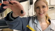 Lenas Hände sind nach der Arbeit am Auto ziemlich schmutzig.