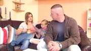 Stefanie, Norman und Tochter wollen einen alten Bahnhof ersteigern und ihn als Wohnraum nutzen.