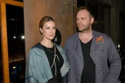 Erik (Patrick Heinrich) lässt sich von Jessica (Nina Ensmann) nur schwer für eine Überraschung mit Toni und Nina überzeugen.