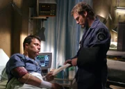 Col. Vaselov (Gavin Hood, li.) weiß, dass es um seine Gesundheit nicht gut bestellt ist. Er bittet Daniel (Michael Shanks, re.) um einen Gefallen...