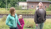 Stefanie, Norman und Tochter begutachten den ersteigerten Bahnhof.