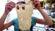 Livia macht Pizza Margherita.