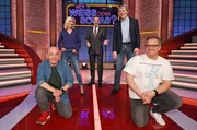 Moderator Kai Pflaume (M.) und seine Rateteam-Kapitäne Bernhard Hoëcker (l.) und Elton (r.) begrüßen in dieser Sendung die Fernsehmoderatorin Ulrike von der Groeben (2.v.l.) und ihren Ehemann, den Sportjournalist Alexander von der Groeben (2.v.r.).