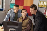 Nach seinem gescheiterten Fluchtversuch nehmen Semir (Erdogan Atalay, li.) und Tom (Rene Steinke, re.) Lars Windschuh (Thomas M. Held) in die Mangel und bewegen ihn dazu, dass Pseudonym des Internet-Käufers preiszugeben.