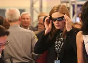 Auf dem jährlichen forensischen Fachkongress testet Brennan (Emily Deschanel) eine Brille, die den Tatort erfassen und aufzeichnen soll.