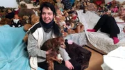 Die Wohnung von Madeleine (43) ist voller Plüschtiere. Sie nennt es ihre "Plüschtier-Fummelsammlung". Linda (18, re.), eine gute Freundin der Familie, mit der Madeleine fast schon ein Mutter-Tochter-Verhältnis hat, kommt oft zu Besuch.