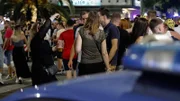 Tausende junge Menschen strömen jede Nacht zum Feiern zur Piazza Fontana im Zentrum.