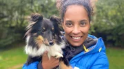 Pia samt "Sheltie". Die liebevolle Abkürzung "Sheltie" steht für Shetland Sheepdog, denn die Hütehunde kommen ursprünglich von den Shetlandinseln.