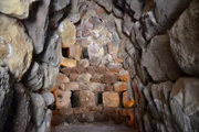 Eine runde Kammer in der Nuraghe Su Nuraxi.