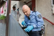 In seinem ersten Fall muss Fritz mit Polizist Prutz (Prodromos Antoniadis) die Spuren eines Einbruchs finden und sichern.