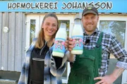 Jennifer und Sven Ole Johansson produzieren norddeutsche Heumilch und wollen so mit ihrem Hof aus den Schulden kommen.