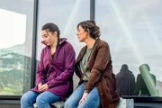 Auch die Vorzeigeschülerin Lisa Baumann (Annalena Hochgruber, l.) gerät in den Fokus von Lukas und Nina (Julia Cencig, r.), denn die tote Mathematiklehrerin war gerade dabei, Lisas Schullaufbahn zu zerstören.