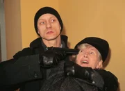 Der vermeintliche Mörder Wrotzek (Michael Schenk) wird von der Polizei verfolgt und nimmt Frau Gössel (Hannelore Freudenberger) als Geisel.