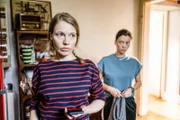 Gwen Tauber (Anna Brüggemann, links) und Jule Bundinger (Vivien König, rechts) überlegen wie sie sich weiter verhalten sollen.