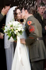 Weil Lena (Annie Parisse, l.) und John Basilone (Jon Seda, r.) wissen, dass ihnen vielleicht nicht viel Zeit bleibt, weil John wieder in den Krieg ziehen muss, heiraten sie etwas überstürzt ...