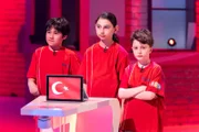 Das rote Rateteam aus Ankara/Türkei grübelt über eine von Eltons kniffligen Fragen.