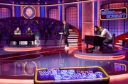 Moderator Kai Pflaume (M.) und seine Rateteam-Kapitäne Bernhard Hoëcker (l.) und Elton (r.) begrüßen in dieser Sendung die Schauspielerin Arzu Bazman (2.v.l.) und den Schauspieler Thomas Koch (2.v.r.).