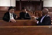 Samuel L. Jackson (M.) spricht mit den Musikern Clark White (l.) und Paul Kwami (r.) über ein altes Sklavenlied, das auf den Baumwollfeldern gesungen wurde.