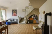 NACHHER: Die geschwungene 50er Jahre-Treppe mit ihren Einbauregalen wurde komplett erhalten.