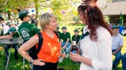 Schützenfest in Hemden: Auf ihrer Tour rund um NRW platzt Sabine Heinrich (l) im Münsterland mitten in den Schützenumzug und stößt mit „Königin“ Ösi an.