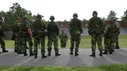 Russlands Angriffskrieg auf die Ukraine hat in Schweden und Finnland zu einer sicherheitspolitischen Zeitenwende geführt. Die beiden skandinavischen Länder, die jahrzehntelang ihre militärische Neutralität betonten, treten der NATO bei. Beide verfügen über schlagkräftige Armeen, die die NATO deutlich stärken. Im Gegenzug sichert die NATO-Mitgliedschaft Schweden und Finnland im Angriffsfall gemeinsame militärische Verteidigung zu. Russland hat bereits vor Konsequsen gewarnt. Gerade durch den Beitritt Finnlands kommt es zu einer neuen 1300 Kilometer langen Grenze zwischen einem Nato-Mitglied und Russland. Genau solch ein Heranrücken wollte der russische Präsident Putin stets vermeiden. Im Bild: Nach der russischen Invasion auf die Ukraine sind die Anmeldungen bei der schwedischen Freiwilligen-Armee Heimwehr sprunghaft gestiegen.