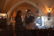 In ihrer Geheimzentrale gehen Hekate (Sofia Koliofotos, l.), Paris (Jasin Challah, M.) und Alitheia (Fevronia, r.) den düsteren Geheimnissen von Gosse nach.
