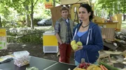 Fritz (Guido Hammesfahr) steht seiner Freundin Yasemin (Sanam Afrashteh) bei. Der Sturm hat ihren Kiosk zerstört und Geld für einen neuen hat sie nicht.