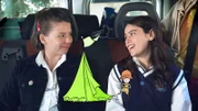 Mia (Rosabell Laurenti Sellers, re.) und Paula (Saphia Stoney, li.) sind auf dem Weg zum Campingplatz.