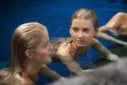 Ondina (r.) (Isabel Durant) erzählt Sirena (l.) (Amy Ruffle) von ihrer Arbeit im Ocean Café.