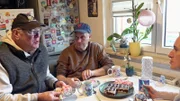 Lothar (li.), Michael und Ella sind während des Gemeinschaftsgarten-Projekts auf dem Grundstück vor Dagmars altem Häuschen zu einem guten Team zusammengewachsen.