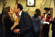 Hubert hat für Uschi eine ganz besondere Geburtstagsüberraschung vorbereitet. Von links: Uschi Guggenmoser (Silke Popp) und Hubert Kirchleitner (Bernhard Ulrich).