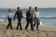Calleigh Duquesne (Emily Procter, l.), Tim Speedle (Rory Cochrane, 2.v.l.), Lt. Horatio Caine (David Caruso, 2.v.r.) und Eric Delko (Adam Rodriguez, r.) machen sich nach der Lösung des Falls auf den Weg nach Hause. Calleigh Duquesne (Emily Procter, l.), Tim Speedle (Rory Cochrane, 2.v.l.), Lt. Horatio Caine (David Caruso, 2.v.r.) und Eric Delko (Adam Rodriguez, r.) machen sich nach der Lösung des Falls auf den Weg nach Hause.