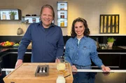 Björn Freitag und Monica Riboni zeigen, wie man leckeres Eis auch ohne Eismaschine zubereiten kann.