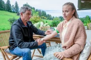 Katja Becker (Elisabeth Baulitz) hält nichts von der Schulmedizin und behandelt sich lieber selbst. Nur mit Mühe gelingt es Dr. Martin Gruber (Hans Sigl), sie zu einer Blutabnahme zu überreden.