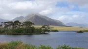 Irland besitzt unzählige Berge und Seen. Die Bergregion „Twelve Pins“ besteht aus blankem Quarzgestein.
