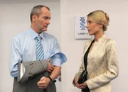 Wege zum Glück Kapitel 415 Staffel 1, Episode 415 Wortlos treffen sich Richard und seine Tochter Viktoria beim Vaterschaftstest: Peter Zimmermann als Richard, Mareile B. Moeller als Viktoria