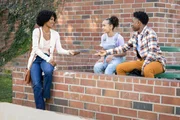 (v.li.): Karimah Westbrook (Grace James), Ellah Rae (Jasmyn), Jalyn Hall (Dillon James).
