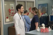 Dr. Andrew DeLuca (Giacomo Gianniotti, l.); Dr. Meredith Grey (Ellen Pompeo, r.)