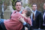 Andy Roper (Nicholas Gleaves, l.); Janet Scott (Lesley Sharp, r.)