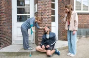 Uwe Trimborn (Sami Loris, M.) passiert? Bente (Luise Helm, l.) und Ronja Willemsen (Romy Lou Janinhoff, r.) rufen sofort Hilfe.
