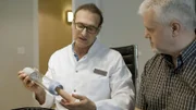 Wie dürfen und sollen Mann und Penis heute sein? In der Doku berichten drei Männer offen über ihr Verhältnis zum Penis und ihre Probleme mit ihm. In manchen Fällen kann eine Penis-Pumpe helfen. Prof. Sommer zeigt die Handhabe.