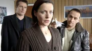 Margits (Jule Ronstedt) Mann ist in ein Raubüberfall verwickelt. Tom (René Steinke, li.) und Semir (Erdogan Atalay) versuchen herauszufinden, was sie darüber weiß. Doch sie scheint Ahnungslos zu sein.
