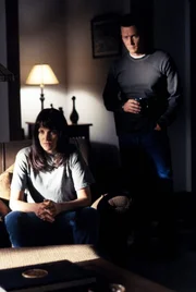 Shannon McMahon (Lucy Lawless, l.) war wie John Doggett (Robert Patrick, r.) bei den Marines und ist jetzt eine Mitarbeiterin des Justizministeriums.