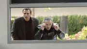 Nachdem Lerche nach einer wilden Verfolgungsjagd ums Leben gekommen ist, schauen sich Tom (René Steinke, li.) und Semir (Erdogan Atalay) in Lerches Villa um als sie plötzlich beschossen werden.