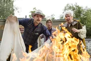 Ein Feuer im Freilichttheater, das komplette Bühnenbild brennt. Regisseur Richie (Alexander Beyer, l.), Fritz (Guido Hammesfahr, M.) und Herr Paschulke (Helmut Krauss, r.) versuchen, das Schlimmste zu verhindern.