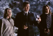 (v.l.n.r.) Leyla Harrison (Jolie Jenkins), Doggett (Robert Patrick) und Reyes (Annabeth Gish) haben sich nach Pennsylvania begeben, um dort mysteriöse Vorgänge im Haus einer Bekannten aufzudecken ...